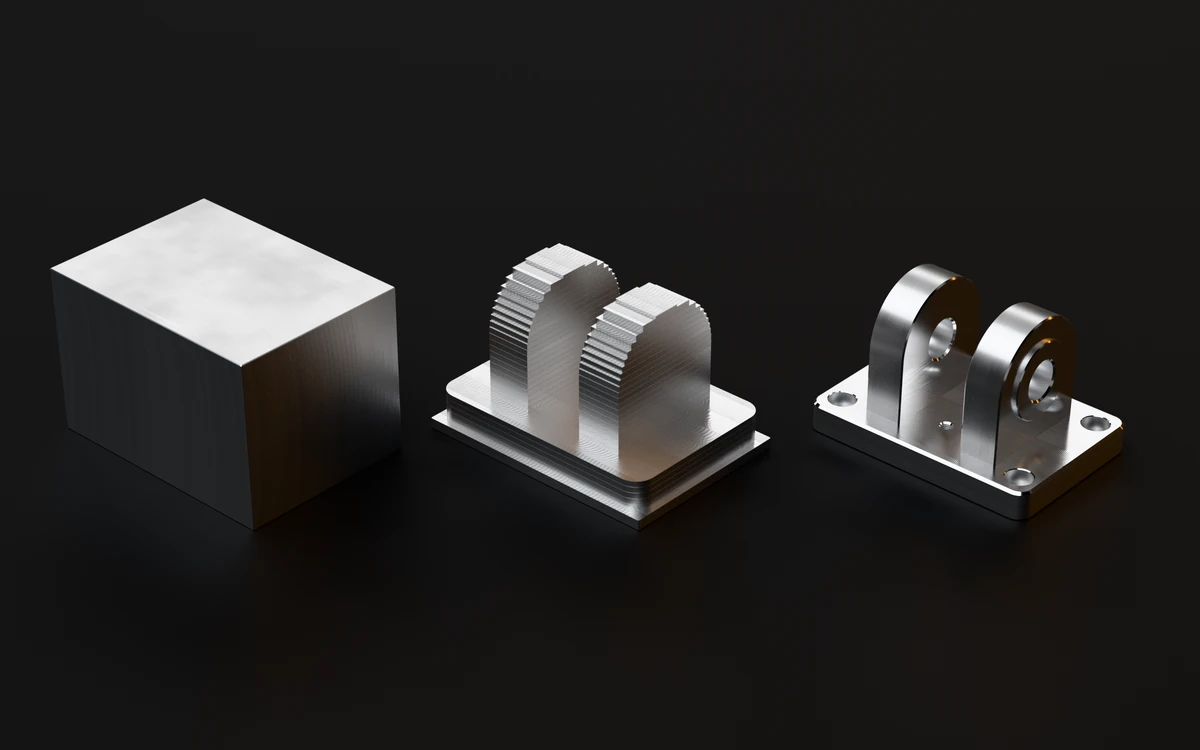 Rendering eines Beispielteils: drei Bearbeitungsstufen derselben Lagergabel aus Aluminium nebeneinander – links das gesägte Rohteil als Block, in der Mitte das geschruppte Teil mit Treppenstufen an den gerundeten Wangen, rechts die fertig gefräste Lagergabel mit Querbohrung, Bund, Senkbohrungen und Fasen.